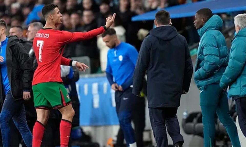 Cristiano Ronaldo reclamó dos posibles penales al árbitro del Eslovenia vs Portugal.