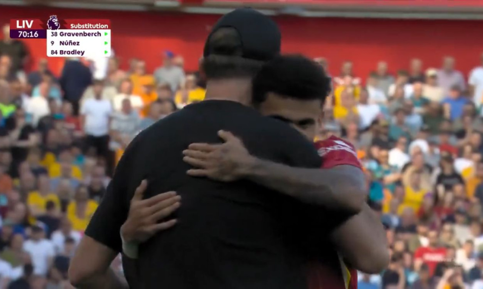 Muy emotivo: Así fue el último abrazo de Luis Díaz con Klopp en Anfield
