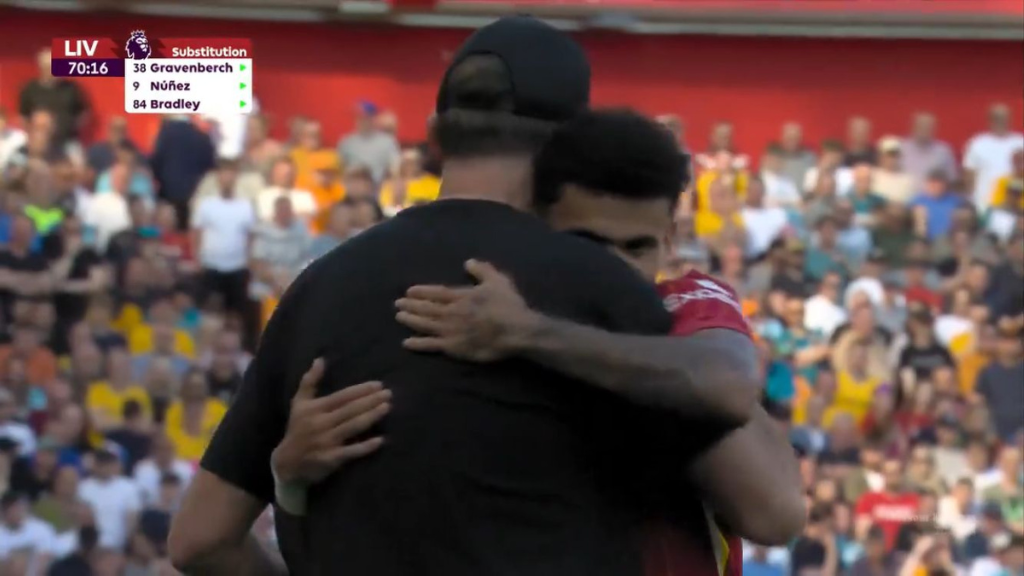 Muy emotivo: Así fue el último abrazo de Luis Díaz con Klopp en Anfield