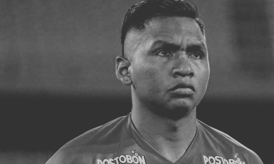 Alfredo Morelos está involucrado en un accidente de tránsito y se encuentra en una estación de policía