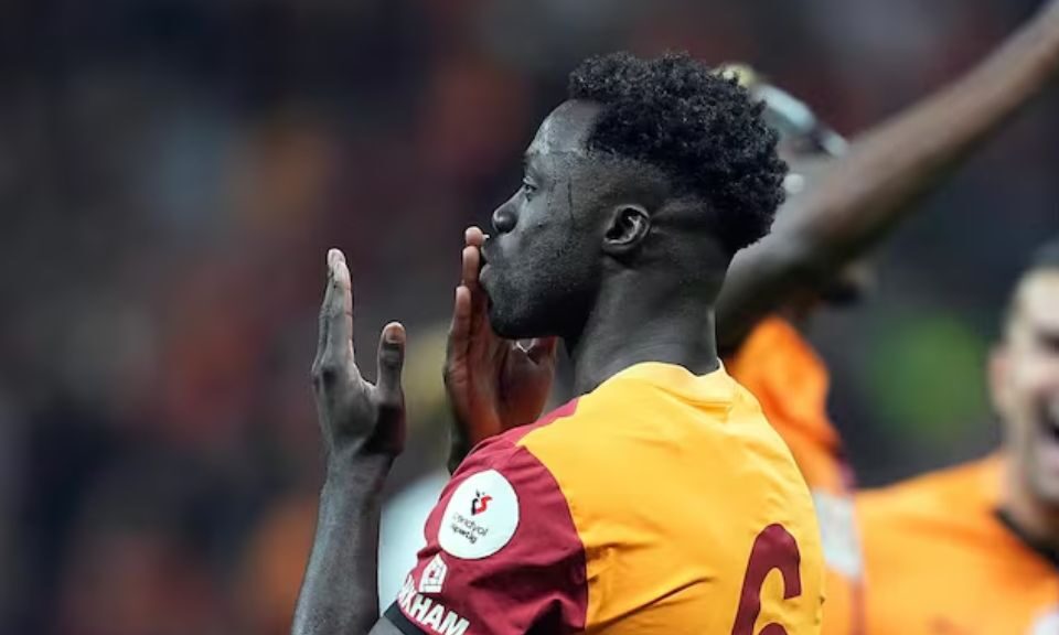 Con un grande: El tremendo negocio que espera cerrar Galatasaray con Davinson Sánchez